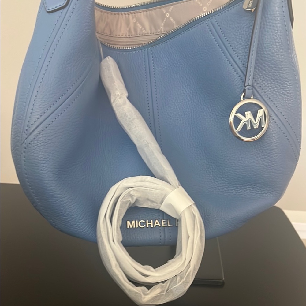 Michael Kors Blue Shoulder Bag with Silver Charm - Picture 5 of 8